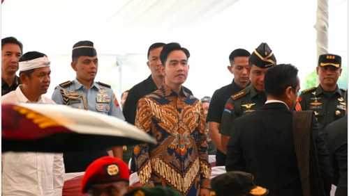 Wakil Presiden (Wapres) Gibran Rakabuming melayat dan menghadiri pemakaman Ibunda Kepala Staf Angkatan Darat (KSAD) Jenderal TNI Maruli Simanjuntak, Tiobonur Silalahi (Dok Biro Wapres)