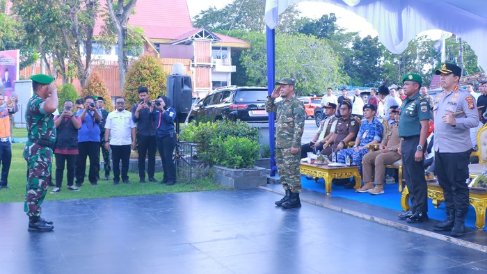 Wali Kota Pekanbaru Agung Nugroho memimpin apel