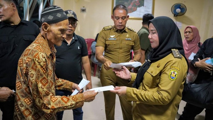 Walkot Bandar Lampung memberikan bantuan uang tunai kepada korban banjir.