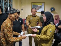 Walkot Eva Dwiana Salurkan Bantuan untuk Korban Banjir Bandar Lampung