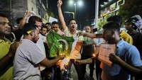 Sejumlah warga India di Guwahati membakar bendera Pakistan saat aksi protes, Rabu (23/4/2025), menyusul serangan mematikan terhadap turis di Kashmir.