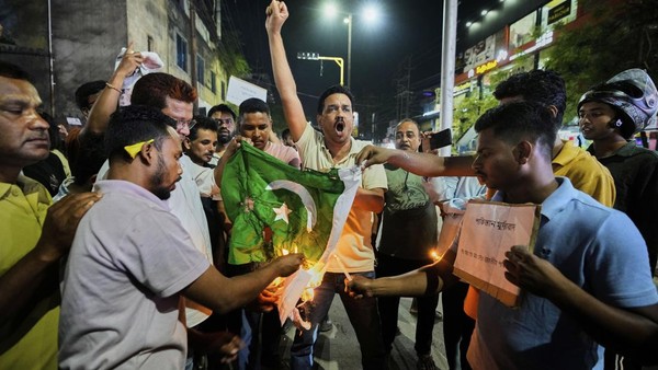 Warga India Bakar Bendera Pakistan Usai Serangan di Kashmir