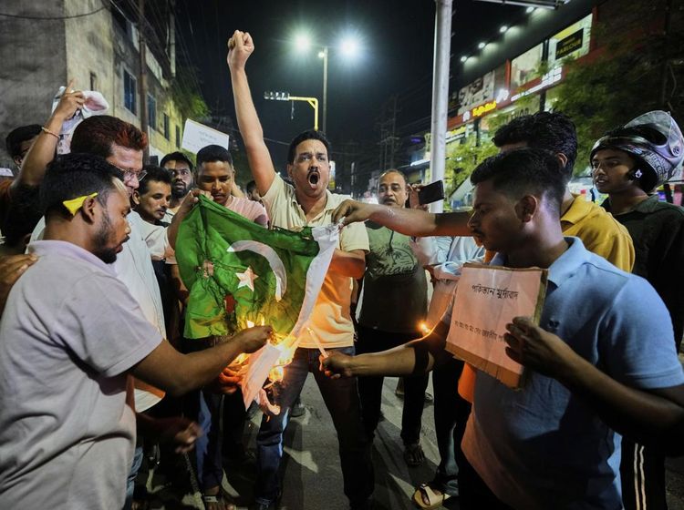 Warga India Bakar Bendera Pakistan Usai Serangan di Kashmir