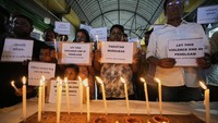 Demonstran menyerukan keadilan bagi para korban serangan terhadap turis yang terjadi sehari sebelumnya di wilayah sengketa antara India dan Pakistan.