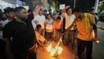 Warga India Bakar Bendera Pakistan Usai Serangan di Kashmir