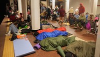 Orang-orang beristirahat di stasiun metro, yang digunakan sebagai tempat perlindungan bom, selama serangan rudal Rusia di Kyiv, Ukraina, Kamis (24/4/2025) dini hari waktu setempat.  