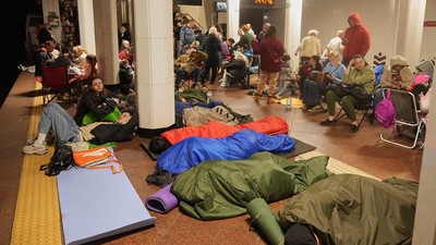 Warga Kyiv Berlindung di Metro Saat Serangan Rudal Rusia