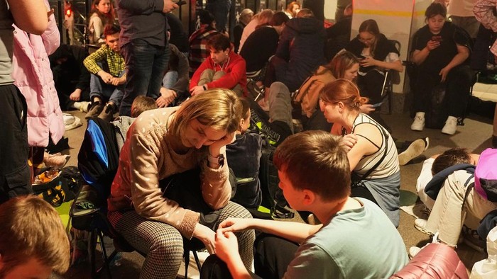 Warga Kyiv Berlindung di Metro Saat Serangan Rudal Rusia People rest in a metro station, being used as a bomb shelter, during a Russian missile attack in Kyiv, Ukraine, early Thursday, April 24, 2025. (AP Photo/Efrem Lukatsky)