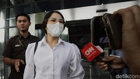 Windy Idol yang berstatus tersangka dugaan tindak pidana pencucian uang (TPPU) tersebut sempat menangis dan meneteskan air mata saat menjawab pertanyaan jurnalis. 