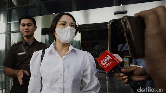Penyanyi Windy Yunita atau Windy Idol bergegas meninggalkan  Gedung Merah Putih KPK, Jakarta, Kamis (24/5/2025). Windy Idol yang berstatus tersangka dugaan tindak pidana pencucian uang (TPPU) tersebut sempat menangis dan meneteskan air mata saat menjawab pertanyaan jurnalis. Ia  diperiksa KPK sebagai saksi terkait TPPU dengan tersangka Sekretaris Mahkamah Agung (MA) nonaktif Hasbi Hasan.