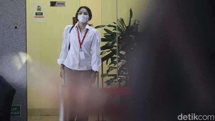 Penyanyi Windy Yunita atau Windy Idol bergegas meninggalkan  Gedung Merah Putih KPK, Jakarta, Kamis (24/5/2025). Windy Idol yang berstatus tersangka dugaan tindak pidana pencucian uang (TPPU) tersebut sempat menangis dan meneteskan air mata saat menjawab pertanyaan jurnalis. Ia  diperiksa KPK sebagai saksi terkait TPPU dengan tersangka Sekretaris Mahkamah Agung (MA) nonaktif Hasbi Hasan.