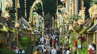Wisatawan mengunjungi Desa Wisata Penglipuran di Bangli, Bali, Rabu (23/4/2025). 