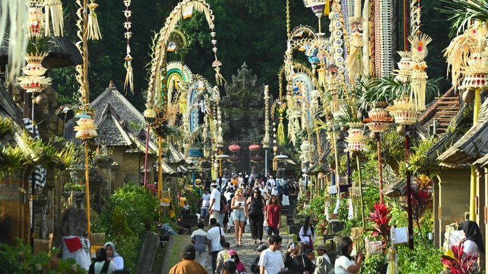 Wisata Desa Penglipuran Bali Ramai Pengunjung Desa Wisata Penglipuran di Bangli, Bali, ramai pengunjung. Pada 2024 lalu, jumlah wisatawan yang berkunjung ke desa wisata ini mencapai 1.023.143 orang.