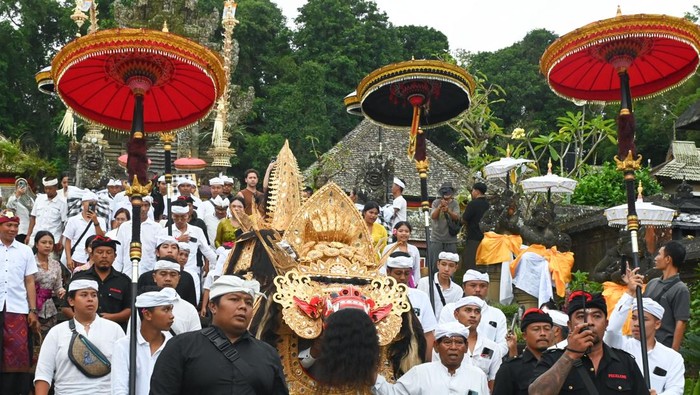 Wisata Desa Penglipuran Bali Ramai Pengunjung Desa Wisata Penglipuran di Bangli, Bali, ramai pengunjung. Pada 2024 lalu, jumlah wisatawan yang berkunjung ke desa wisata ini mencapai 1.023.143 orang.