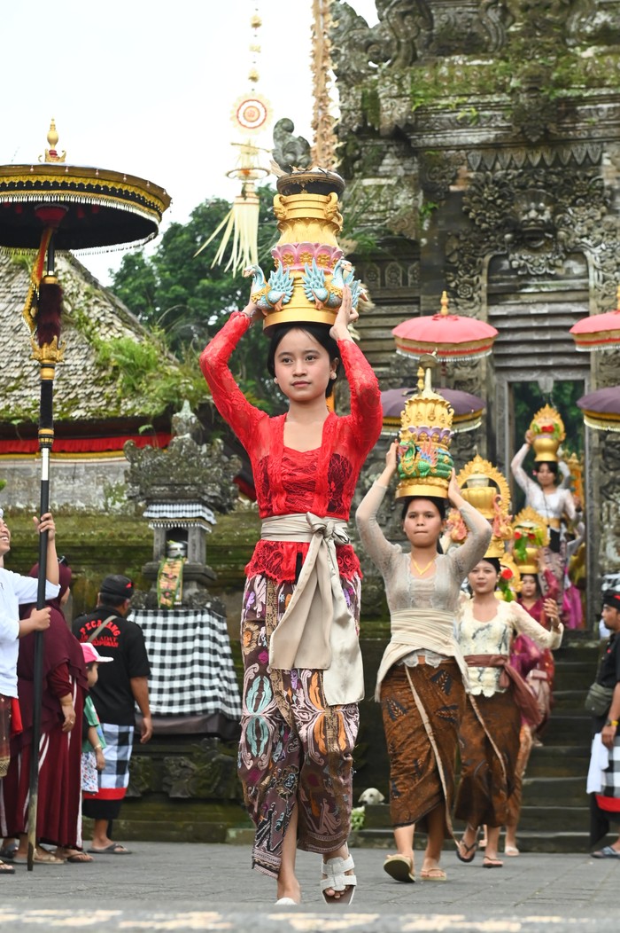Desa Wisata Penglipuran di Bangli, Bali, ramai pengunjung. Pada 2024 lalu, jumlah wisatawan yang berkunjung ke desa wisata ini mencapai 1.023.143 orang.