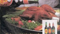 Produk kecap manis ABC kemasan botol kaca juga diperkenalkan lewat poster iklan. Dalam poster terlihat kecapnya disajikan untuk hidangan ayam kodok. Foto: Instagram @potolawanofficial