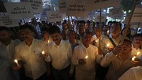Warga membawa lilin dalam aksi damai di Ahmedabad, India, Kamis (24/4/2025), mengecam penyerangan terhadap wisatawan di Kashmir.