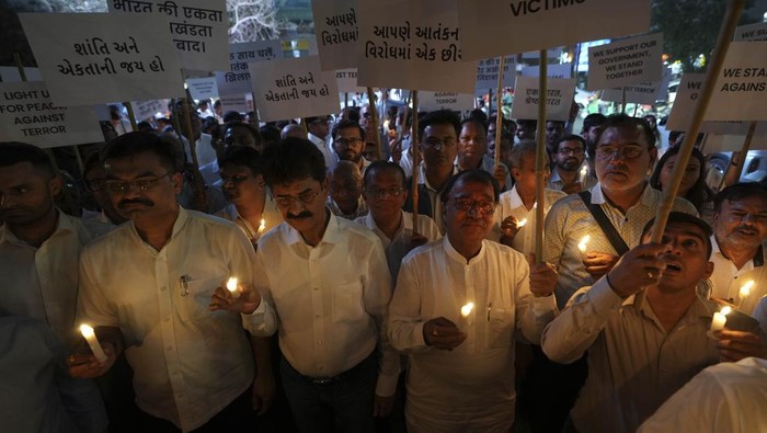 Aksi Damai Warga India untuk Korban Serangan Militan Warga Ahmedabad menggelar aksi pawai lilin mengenang korban serangan militan di Kashmir. Aksi ini sebagai bentuk solidaritas dan seruan untuk perdamaian.