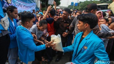 Aksi Mahasiswa Peduli Bagi-bagi Beras Kepada Masyarakat