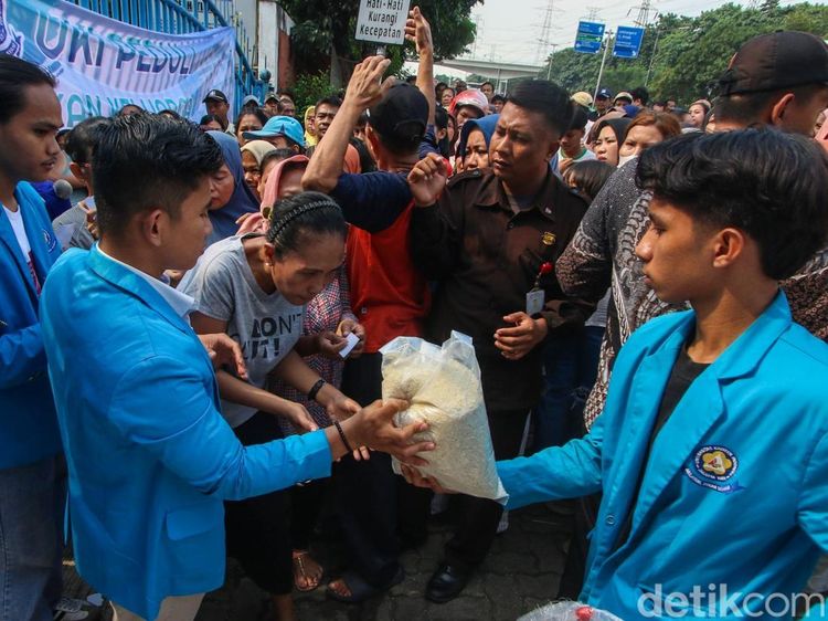 Aksi Mahasiswa Peduli Bagi-bagi Beras Kepada Masyarakat