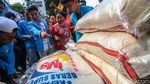 Aksi Mahasiswa Peduli Bagi-bagi Beras Kepada Masyarakat
