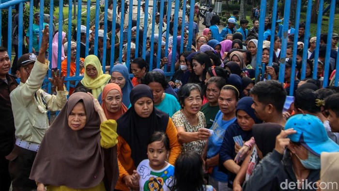 Aksi Mahasiswa Peduli Bagi-bagi Beras Kepada Masyarakat atusan warga mengantri pembagian beras gratis melalui program βUKI Peduliβ di Gedung Universitas Kristen Indonesia, Jakarta, Jumat (25/4/2025).
