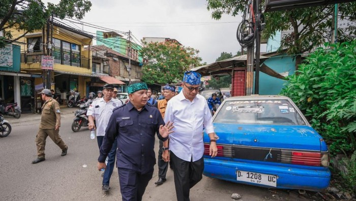 Anggota DPRD Kota Bandung Soni Daniswara melakukan survei penerima bantuan rutilahu di Kelurahan Jamika, Kecamatan Bojongloa Kaler, Kota Bandung, Kamis 24 April 2025.