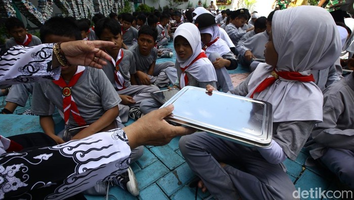 Antusias Murid SD di Tangsel Menyantap Makan Bergizi Gratis Murid SD menerima dan menyantap menu makan bergizi gratis di SDN Jurang Mangu Timur 02, Tangerang Selatan, Banten, Selasa (25/4/2025).