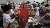 Sekolah negeri maupun swasta dapat menjadi penerima manfaat dari program ini.