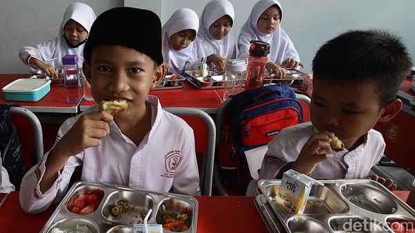 Antusias Siswa SD di Tangsel Menyantap Makan Bergizi Gratis