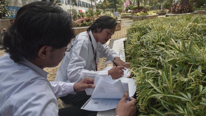 Antusiasme Pelamar PJLP Serbu Balai Kota Jakarta Pelamar kerja menata foto saat mengumpulkan berkas pendaftaran Penyedia Jasa Lainnya Perorangan (PJLP) Pemerintah Provinsi DKI Jakarta di Balai Kota, Jakarta Pusat, Jumat (25/4/2025). Pemprov DKI Jakarta pada tahun 2025 membuka lowongan untuk 1.100 orang PJLP dengan menyerahkan berkas pendaftaran ke Kelurahan terdekat dan secara daring melalui website www.jakarta.go.id. ANTARA FOTO/ Fakhri Hermansyah/nz