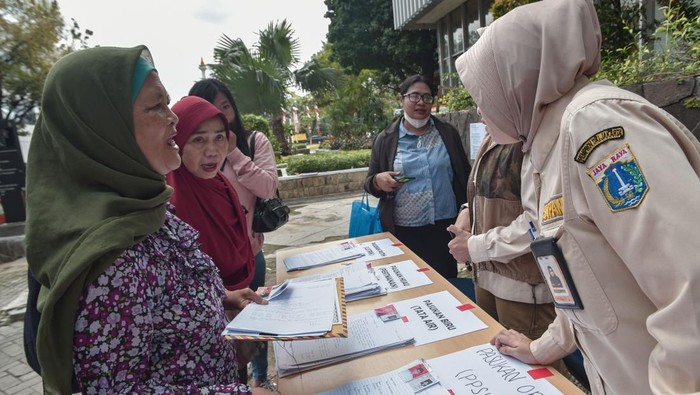 Antusiasme Pelamar PJLP Serbu Balai Kota Jakarta Pelamar kerja menata foto saat mengumpulkan berkas pendaftaran Penyedia Jasa Lainnya Perorangan (PJLP) Pemerintah Provinsi DKI Jakarta di Balai Kota, Jakarta Pusat, Jumat (25/4/2025). Pemprov DKI Jakarta pada tahun 2025 membuka lowongan untuk 1.100 orang PJLP dengan menyerahkan berkas pendaftaran ke Kelurahan terdekat dan secara daring melalui website www.jakarta.go.id. ANTARA FOTO/ Fakhri Hermansyah/nz