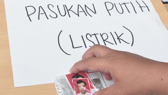 Antusiasme Pelamar PJLP Serbu Balai Kota Jakarta Pelamar kerja menata foto saat mengumpulkan berkas pendaftaran Penyedia Jasa Lainnya Perorangan (PJLP) Pemerintah Provinsi DKI Jakarta di Balai Kota, Jakarta Pusat, Jumat (25/4/2025). Pemprov DKI Jakarta pada tahun 2025 membuka lowongan untuk 1.100 orang PJLP dengan menyerahkan berkas pendaftaran ke Kelurahan terdekat dan secara daring melalui website www.jakarta.go.id. ANTARA FOTO/ Fakhri Hermansyah/nz