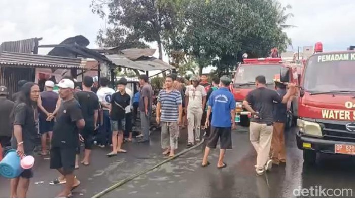 Armada damkar memadamkan kebakaran di dekat Stadion Gelora BJ Habibie, Parepare.