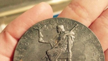 Medali Olimpiade tahun 1912. Medali ini hanya untuk kenang-kenangan keikutsertaan, bukan medali juara. Foto: Bored Panda