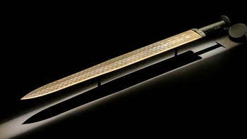 Pedang Goujian ini adalah pedang perunggu kuno yang terkenal, ditemukan pada tahun 1965 di sebuah makam dekat Jingzhou, China. Senjata kuno ini berasal dari sekitar tahun 771 hingga 403 SM. Foto: Bored Panda