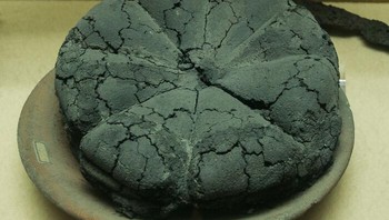 Roti dari zaman Pompeii ketika gunung berapi meletus. Foto: Bored Panda
