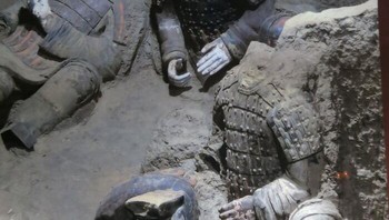 Difoto pada tahun 1974, Prajurit Terakota berusia 2000 tahun yang baru digali masih memperlihatkan warna asli sebelum mengalami kerusakan yang cepat. Foto: Bored Panda