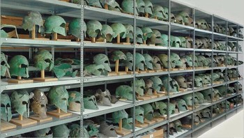 Helm dari masa Yunani Kuno yang berada di ruang penyimpanan Museum Olympia. Foto: Bored Panda