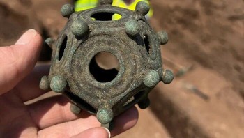 Obyek dari zaman Romawi yang misterius dan ditemukan di Inggris. Lebih dari seratus artefak ini telah ditemukan di seluruh Eropa namun tidak ada yang tahu apa kegunaannya. Foto: Bored Panda