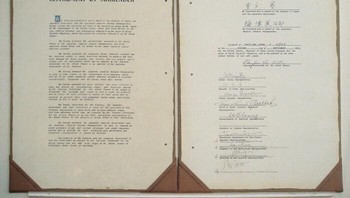 Perjanjian yang mengakhiri Perang Dunia II, terlihat bahwa Kanada menandatanganinya di tempat yang salah. Foto: Bored Panda