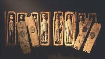 Peti mati berukir Misterius berasal dari abad ke-19 yang ditemukan di Edinburgh, Skotlandia. Foto: Bored Panda