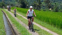 Berwisata menggunakan sepeda menjadi wahana favorit di objek wisata yang telah ditetapkan UNESCO sebagai warisan budaya dunia. 