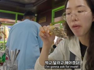 YouTuber Ini Cicip Ayam Pop Autentik di Bukittinggi