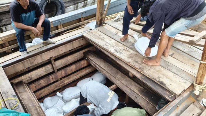 Barang bukti 100 karung pasir timah yang disimpan di bawah kapal oleh para tersangka.