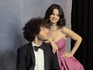 Selena Gomez Diajak Benny Blanco Kencan Tema Prom, Disebut Pacar Green Flag