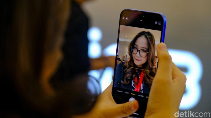 Pengunjung menjajal iPhone 16 series di pusat perbelanjaan Jakarta, Jumat (25/4/2025). iPhone 16 series sudah didukung layanan eSIM.