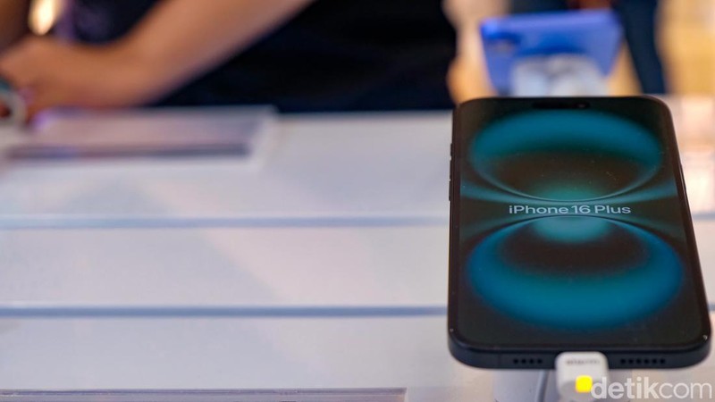 Pengunjung menjajal iPhone 16 series di pusat perbelanjaan Jakarta, Jumat (25/4/2025). iPhone 16 series sudah didukung layanan eSIM.