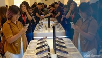 Pengunjung menjajal iPhone 16 series di pusat perbelanjaan Jakarta, Jumat (25/4/2025). iPhone 16 series sudah didukung layanan eSIM.
