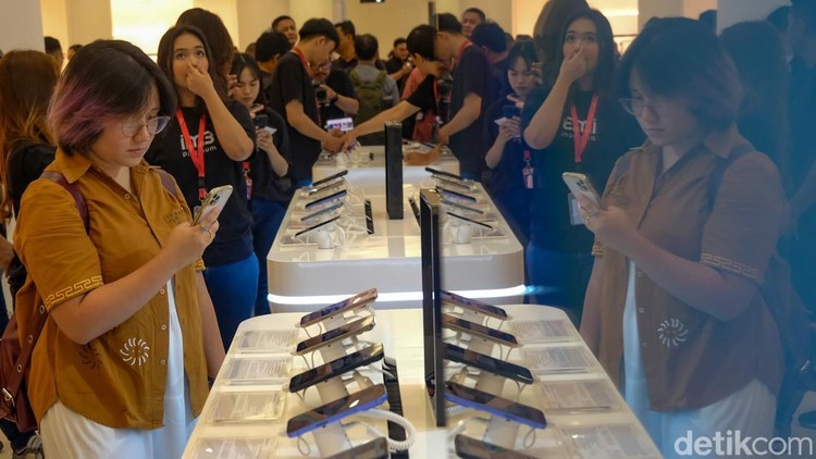 Pengunjung menjajal iPhone 16 series di pusat perbelanjaan Jakarta, Jumat (25/4/2025). iPhone 16 series sudah didukung layanan eSIM.